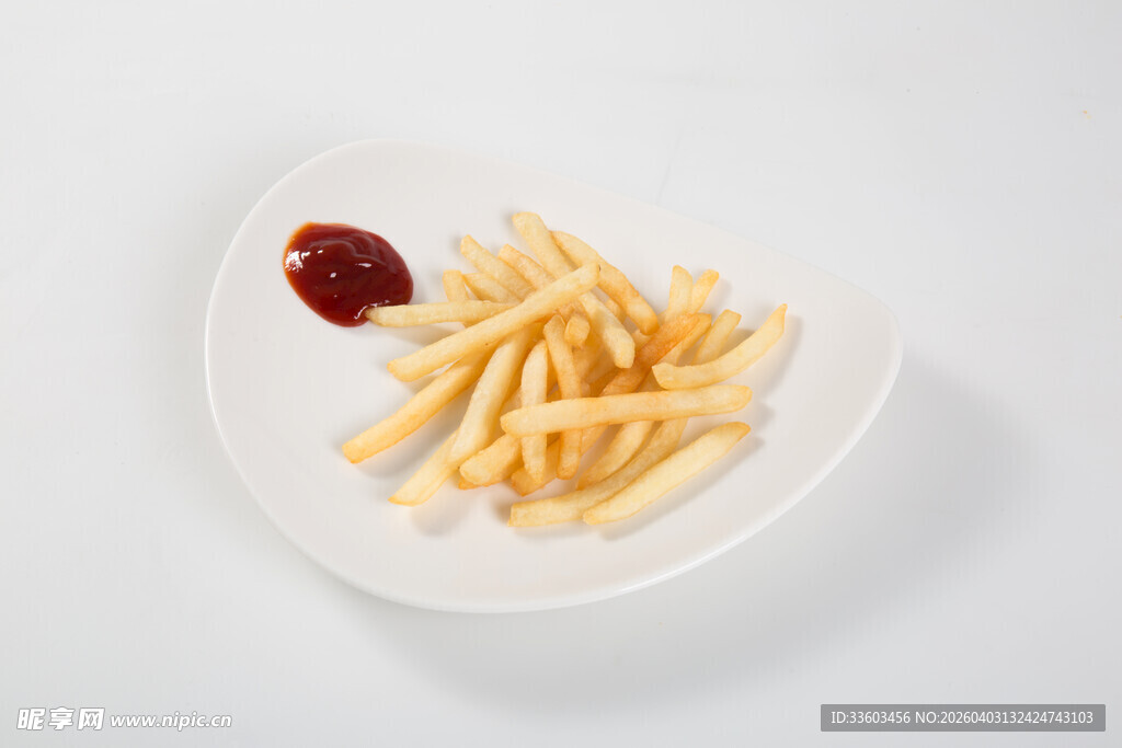 心形盘中的美味炸薯条