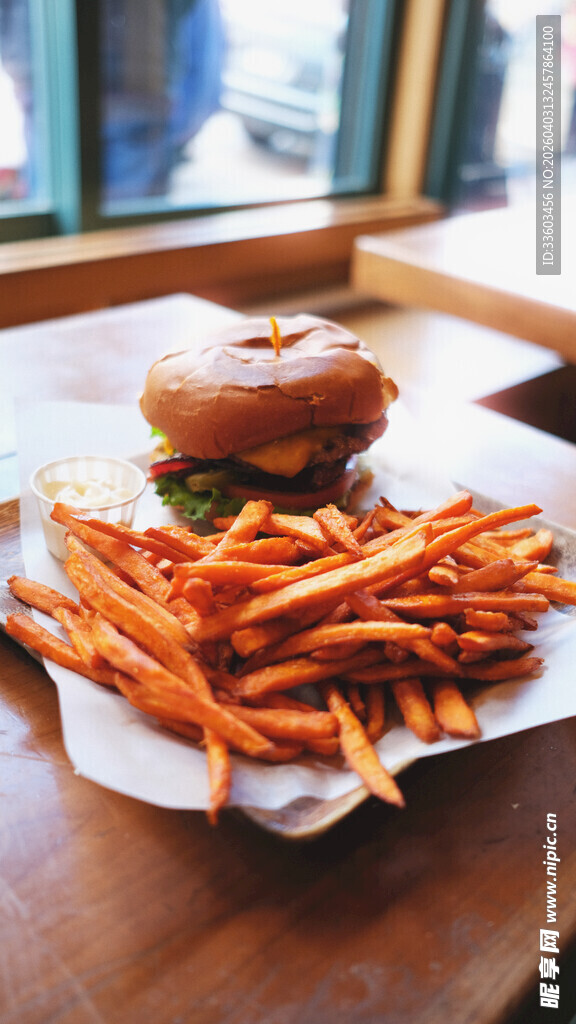 美味汉堡配香脆薯条