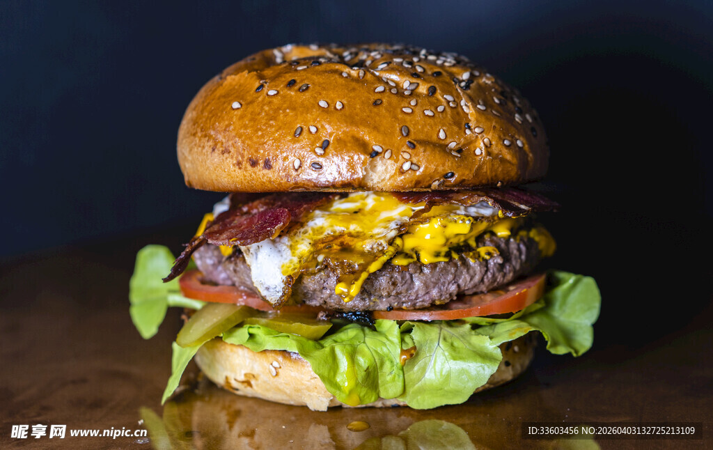 美味双层牛肉芝士汉堡