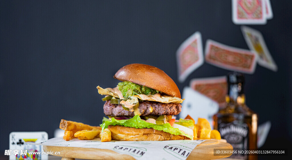 美味汉堡搭配多样小食