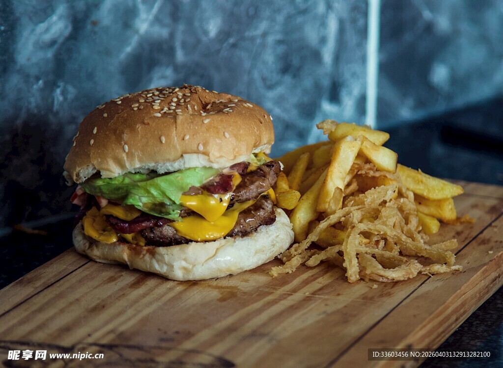 美味汉堡配金黄薯条