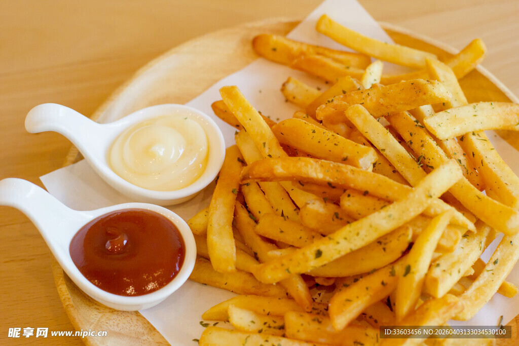 美味薯条配双蘸酱
