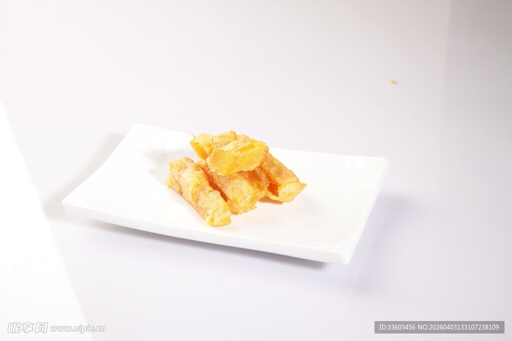 美味炸物摆于白色餐盘