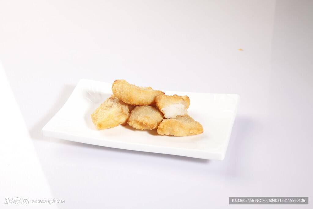 白色盘中的美味油炸小食