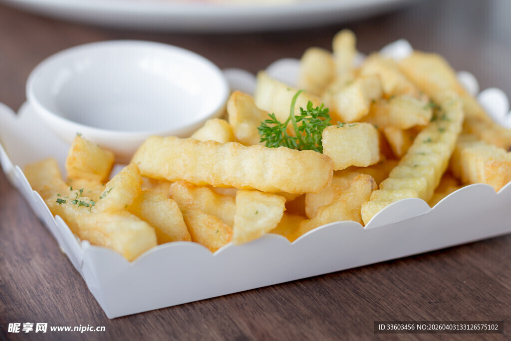 美味薯条配蘸酱