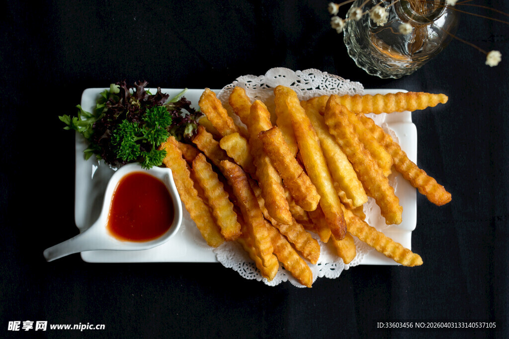美味炸薯条配蘸酱