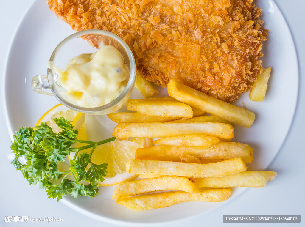 香酥炸鱼配薯条
