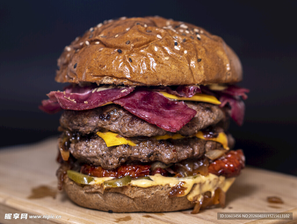 巨无霸多层牛肉芝士汉堡