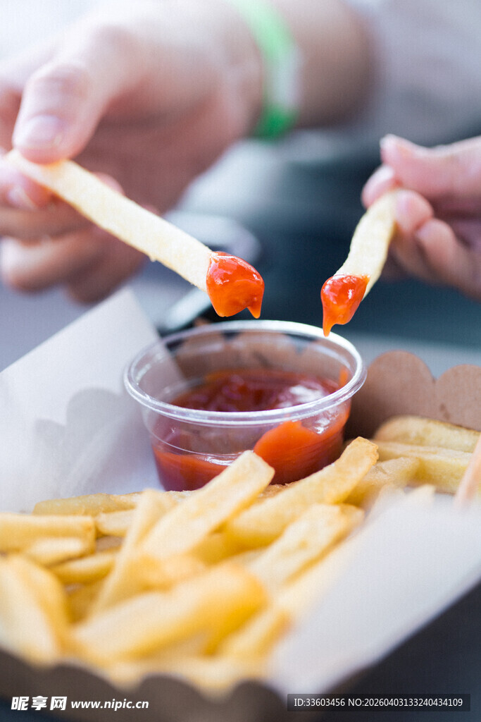 蘸酱吃薯条的惬意瞬间