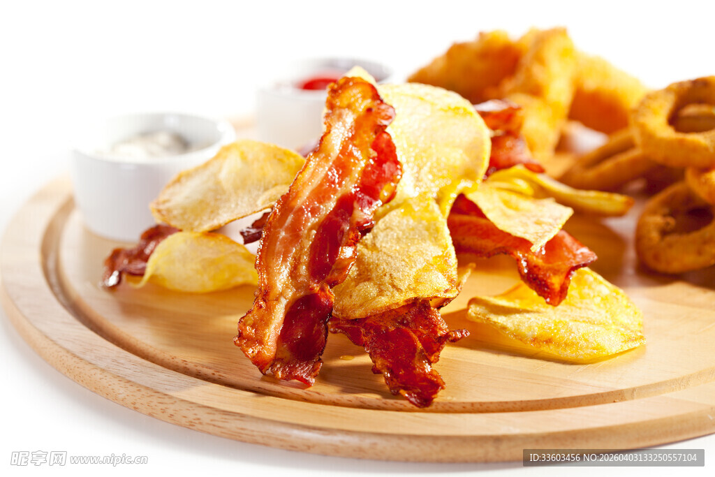 培根薯片配蘸酱与炸物