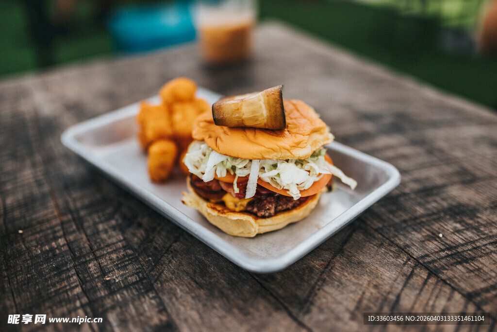 美味汉堡配炸物摆于木桌