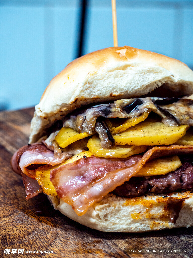 美味多层牛肉培根汉堡
