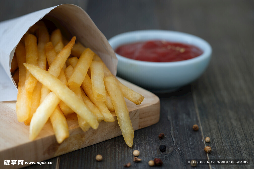 盒装薯条配番茄酱