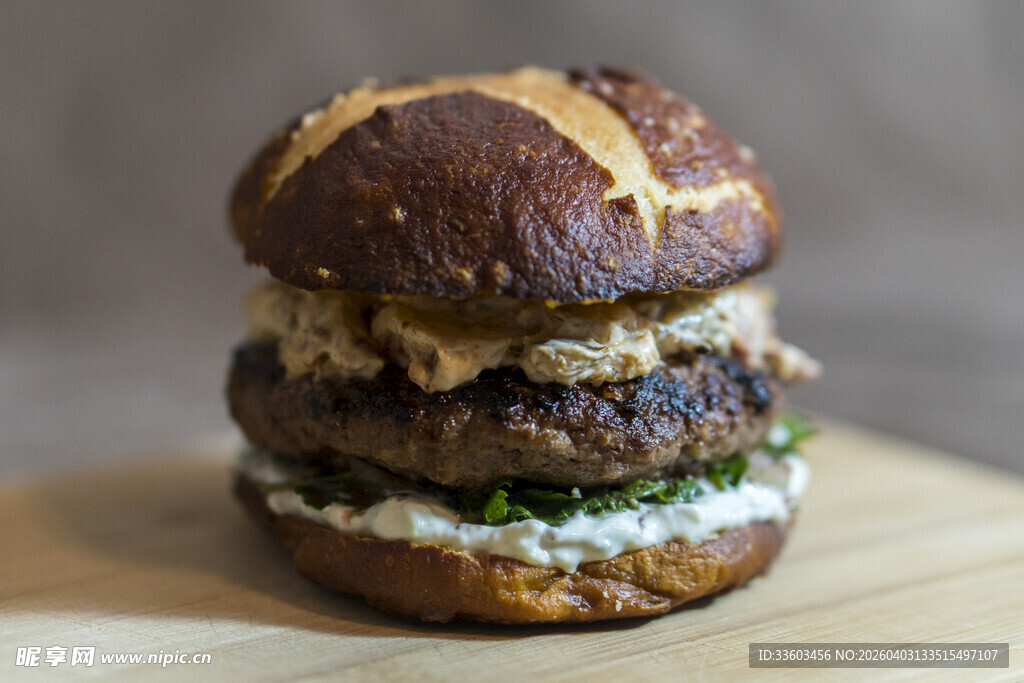 三层美味汉堡诱人呈现