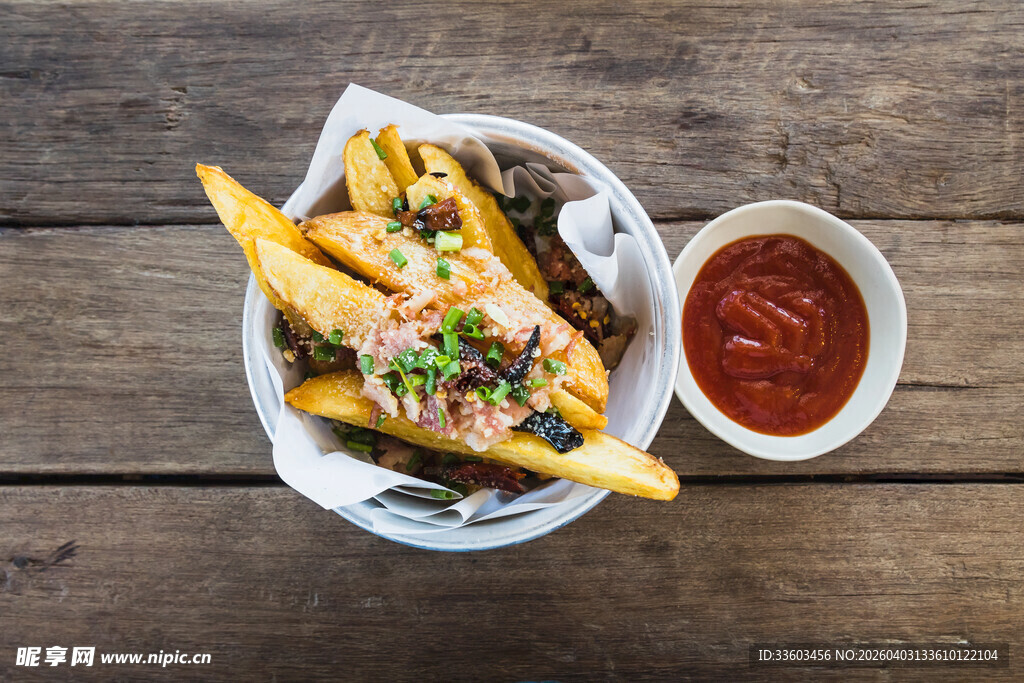 美味芝士薯条配番茄酱