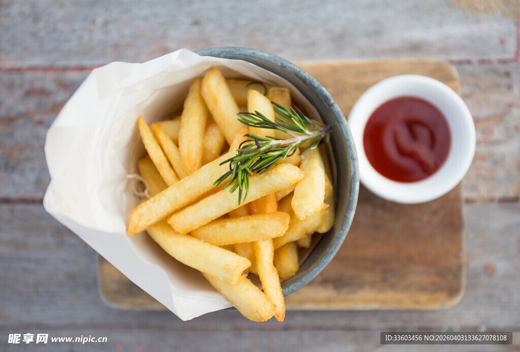 美味炸薯条配蘸酱