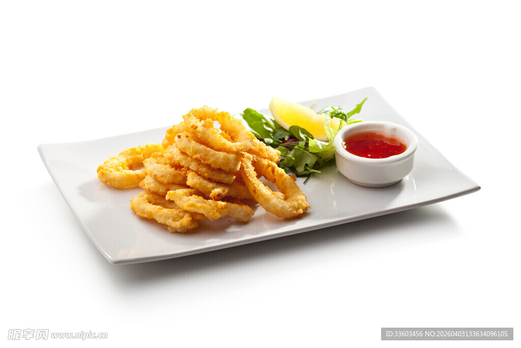 美味炸物配蔬菜与蘸酱