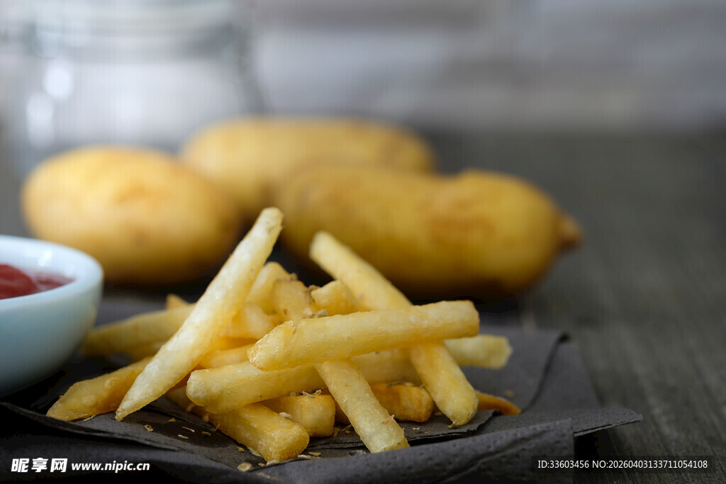 金黄薯条搭配美味蘸酱