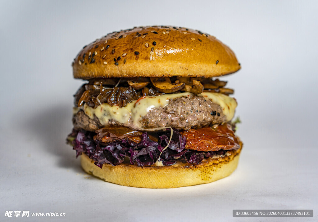 美味多层牛肉汉堡