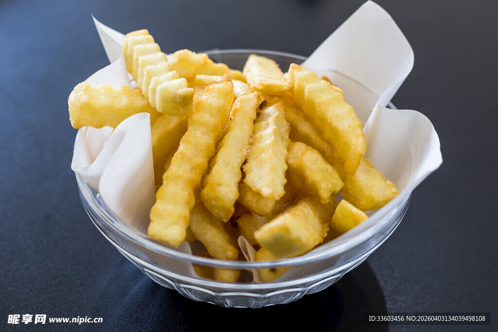 透明碗中的金黄酥脆薯条