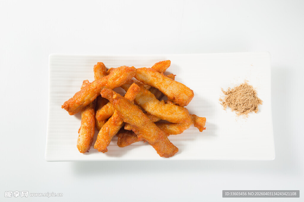 美味油炸食品摆于白盘上