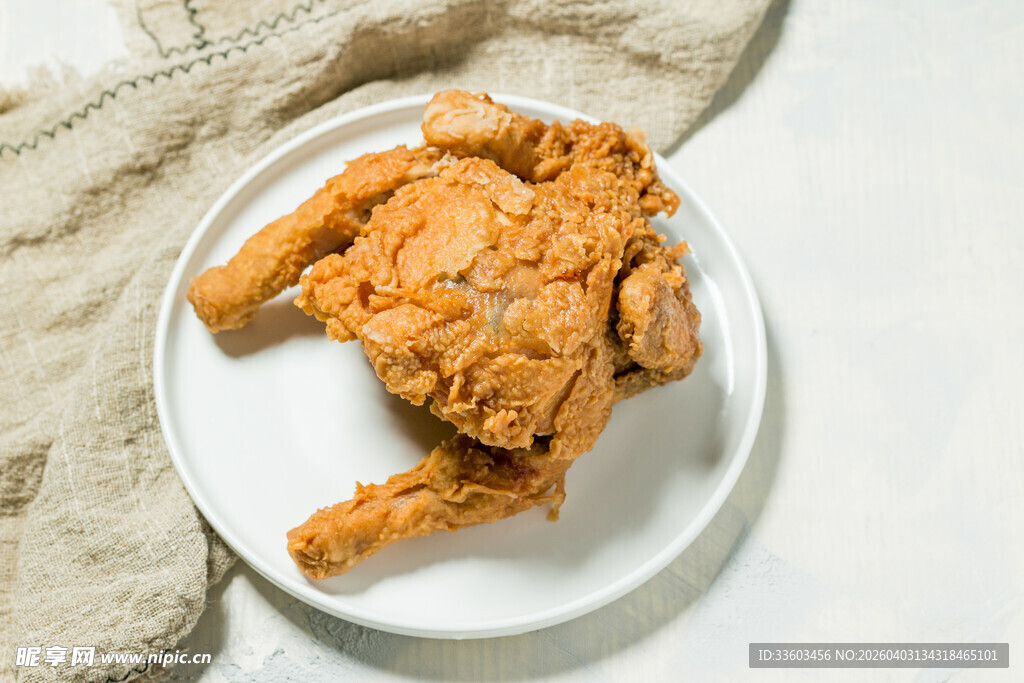 美味酥脆炸鸡摆于盘中