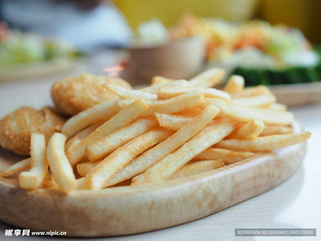 美味炸薯条与金黄鸡块