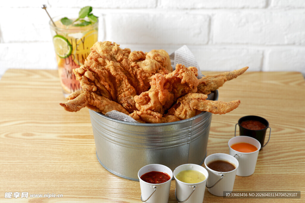 一桶美味炸鸡配多样蘸酱