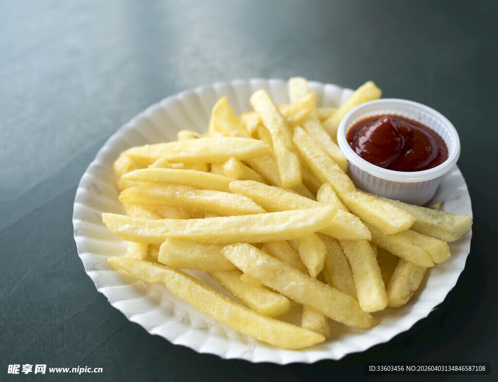 纸盘装薯条配番茄酱