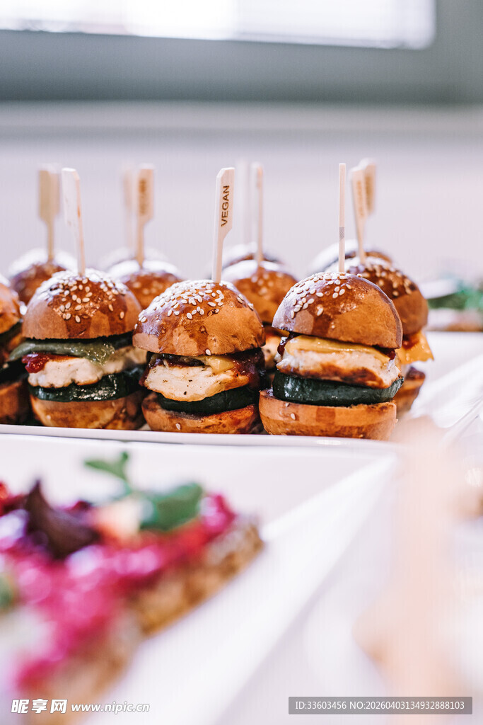 美味迷你汉堡与多样美食