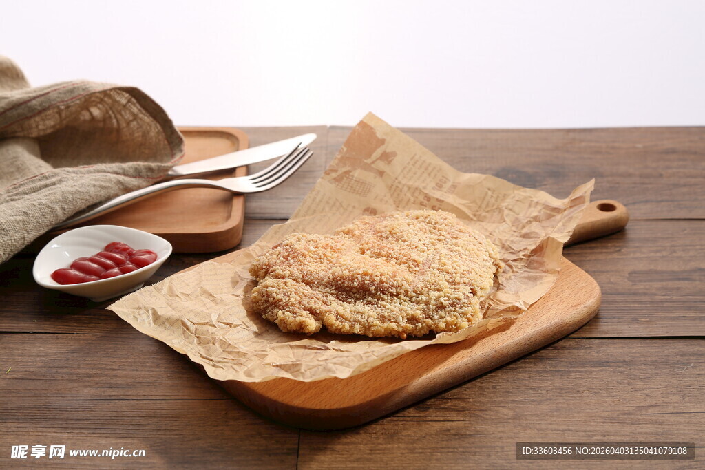 木制砧板上的美味肉饼