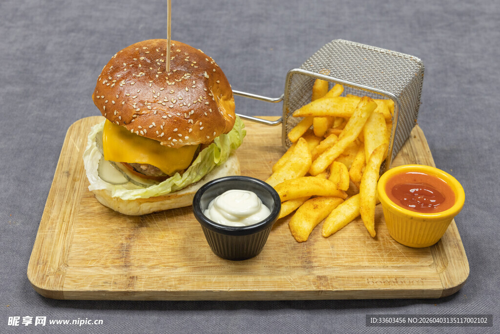 美味汉堡配薯条及蘸酱