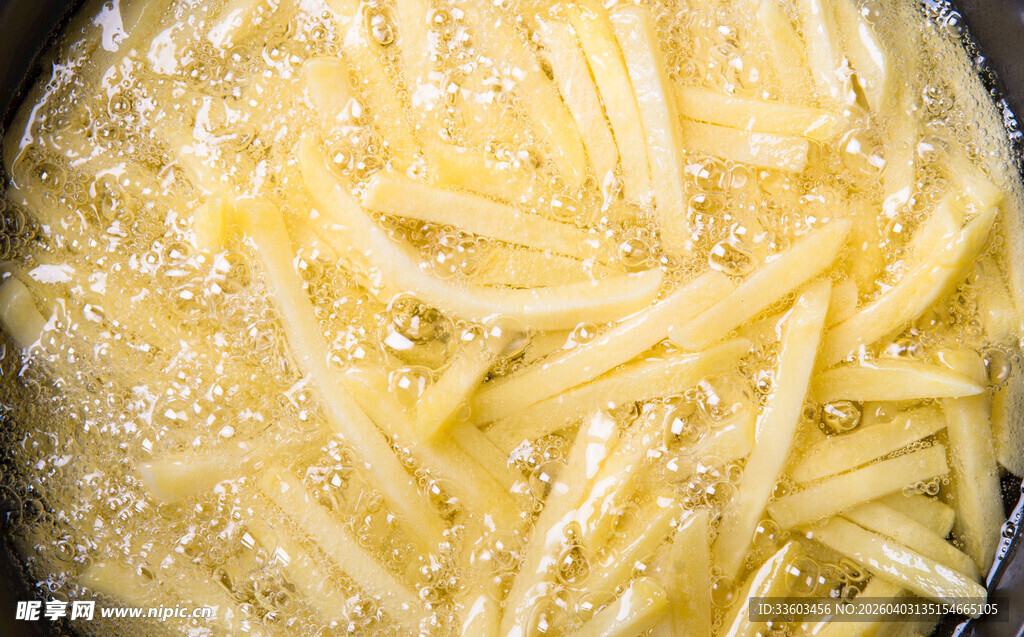 锅中油炸的金黄薯条