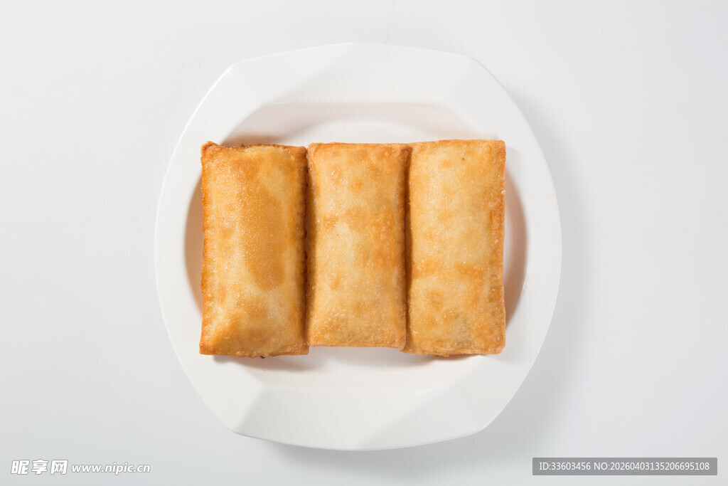 美味春卷摆放在白色盘中
