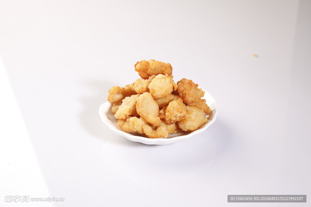 白色碗中的美味油炸小块