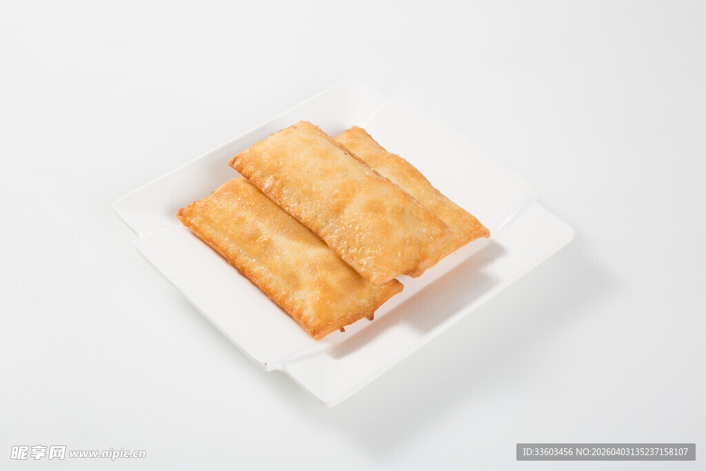 美味炸春卷摆放在白盘上