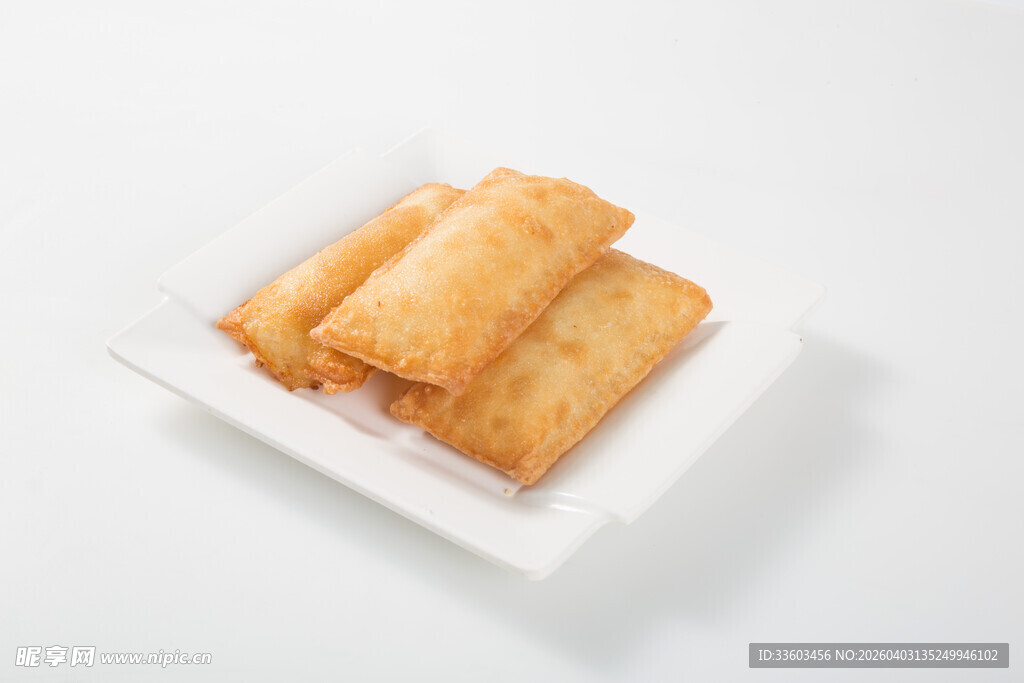美味春卷摆放在白色盘子中