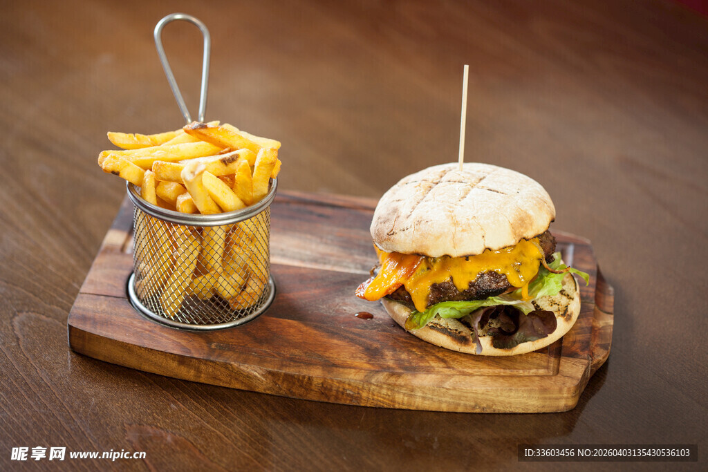 美味汉堡配香脆薯条