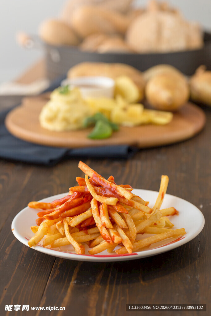 美味凉拌菜摆于白色盘中