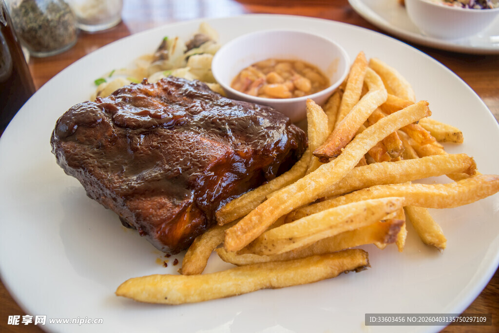 美味牛排配金黄薯条