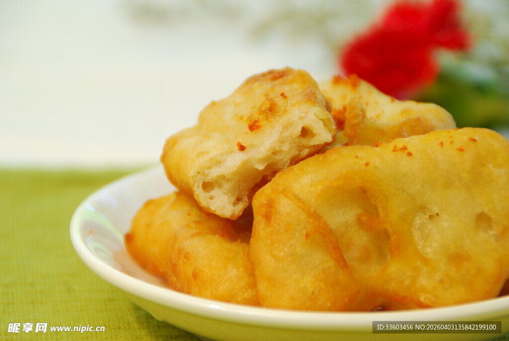 金黄美味炸物摆于白盘