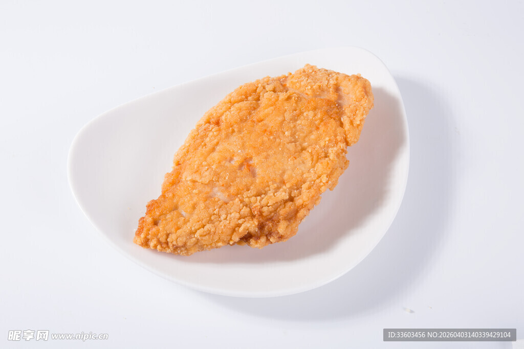 香脆炸鸡排置于白盘