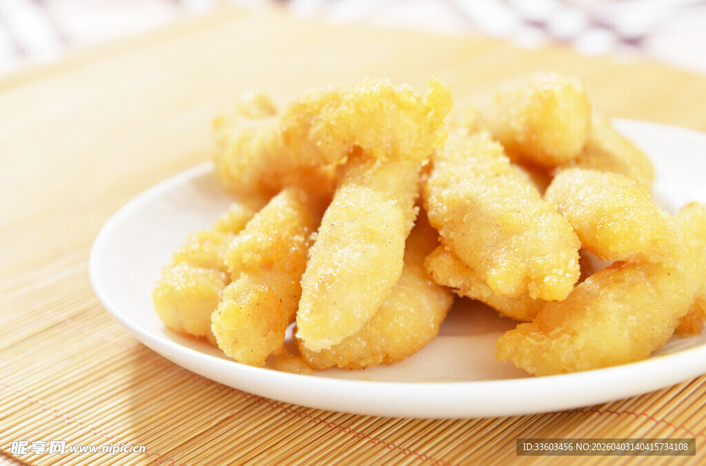 美味炸鱼条摆于白盘间
