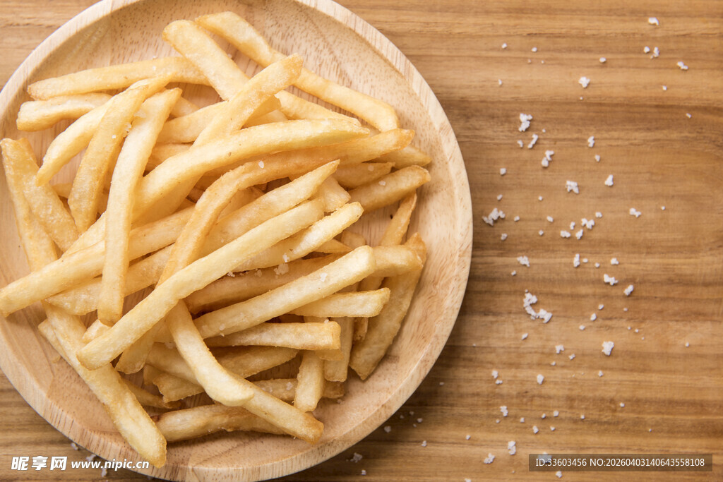 木盘里的美味炸薯条