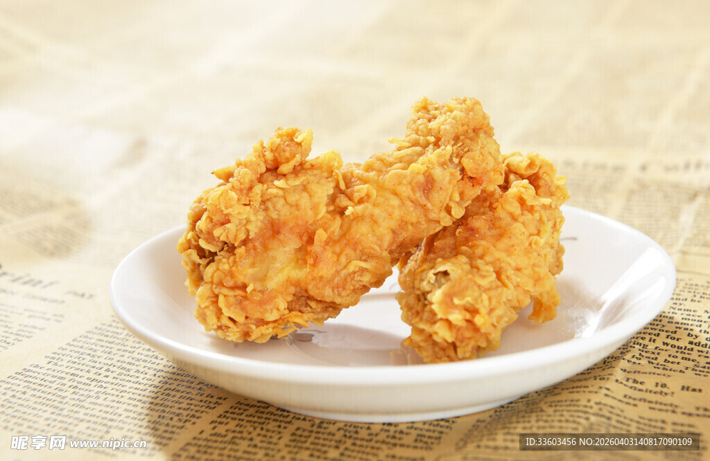 美味炸鸡翅摆于白盘上