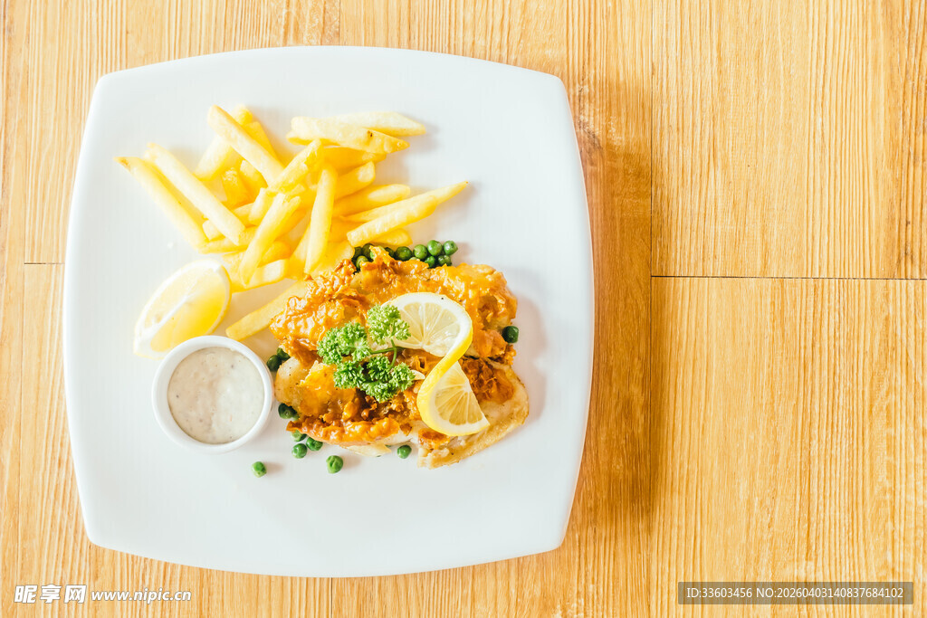 美味炸物拼盘配蘸酱