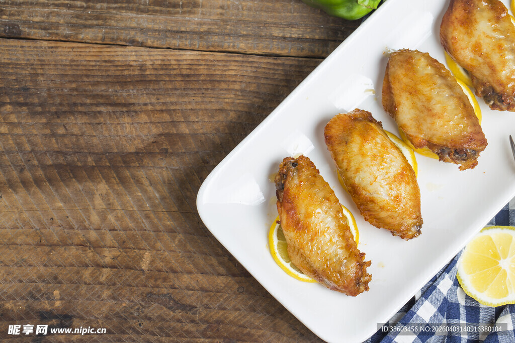 柠檬烤鸡翅摆于白盘