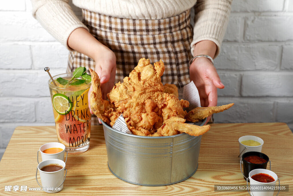 满满一桶美味炸物待享