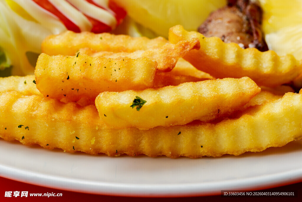 美味波纹薯条摆盘中