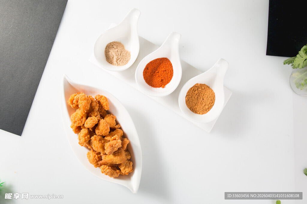 美味炸物搭配多样蘸料